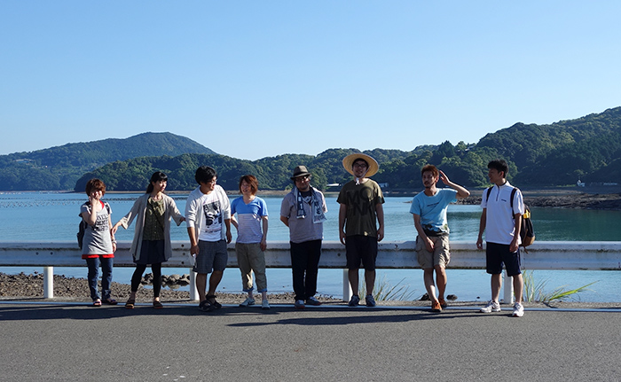 養殖池向かいの天草の海