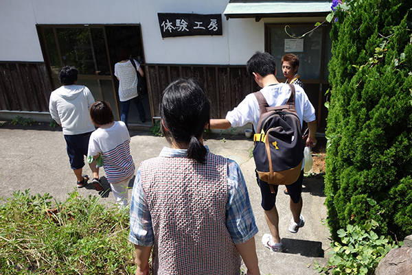 陶芸体験教室に入る