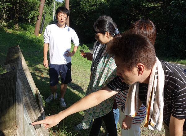 ドルメンの看板に見入る人たち