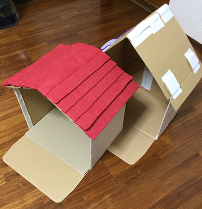 ダンボールで小さな家を作る