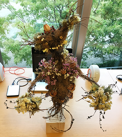 大八耐 作品の試遊会：音楽とドライフラワーアート（？）担当が異なる2人によるコラボ作品N
