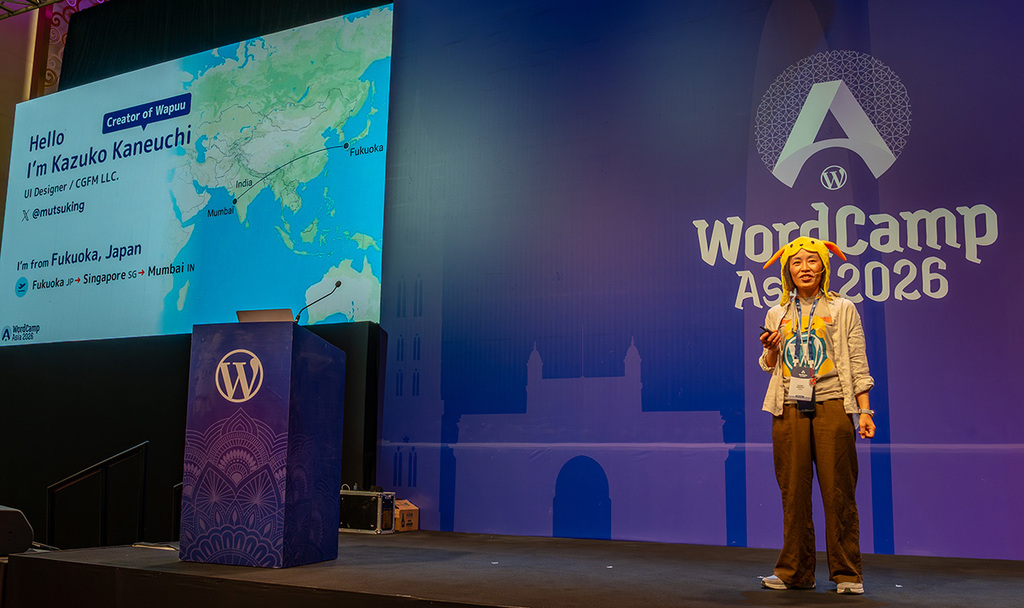 私が登壇中の様子。私の右側モニターにはスライドが映っている