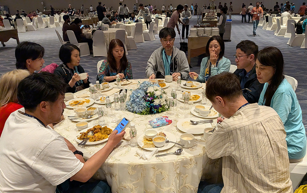 最終日、日本人メンバーで囲んで食事。